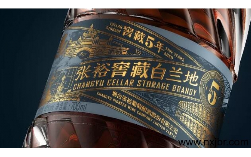 張?jiān)！僚嘶⑦@瓶白蘭地的包裝設(shè)計(jì)，帶人回味窖藏經(jīng)典！